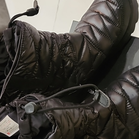 Reduced $ The North Face Boots - Picture 3 of 14